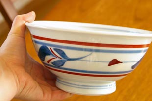 砥部焼・梅山窯 みつ葉の丼鉢を手に持って