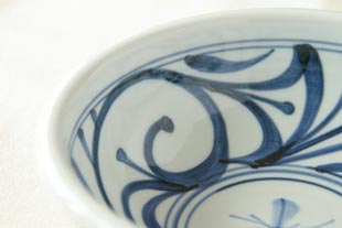 からくさの6寸鉢 絵付け