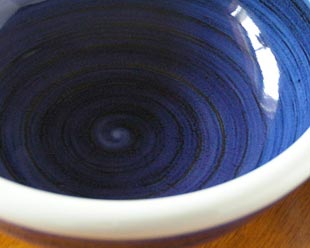 砥部焼・梅山窯 内外藍色の玉ぶち鉢(6寸)の絵付け