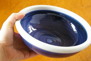 砥部焼・梅山窯 内外藍色の玉ぶち鉢(6寸)を手に持って