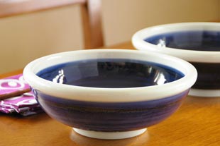 砥部焼・梅山窯 内外藍色の玉ぶち鉢(6寸)を横から見て