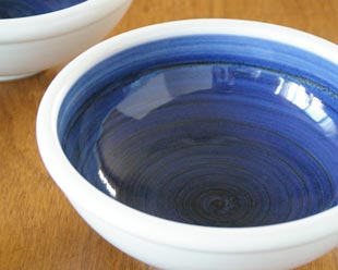 砥部焼・梅山窯 藍色の玉ぶち鉢(6寸)の絵付け