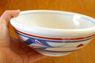 砥部焼・梅山窯　みつ葉の玉ぶち鉢（6寸）を手に持って
