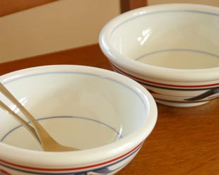砥部焼・梅山窯　みつ葉の玉ぶち鉢（6寸）を上から見て