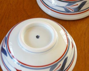 砥部焼・梅山窯　みつ葉の玉ぶち鉢（6寸）の底面
