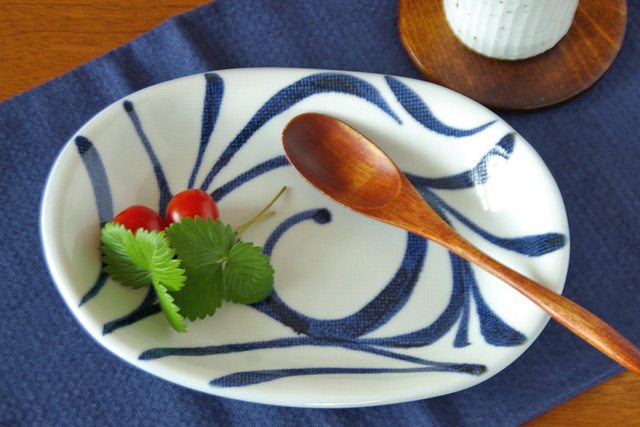 砥部焼　からくさの布目小判深皿