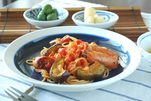 砥部焼・梅山窯 内藍色の縁付皿にパスタを盛って