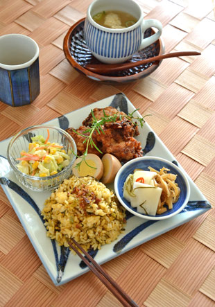 砥部焼・梅山窯 からくさの布目正角皿(7寸)をワンプレートに