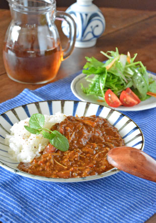 砥部焼・梅山窯　鉄ごす十草の丸皿(7寸)にカレーを