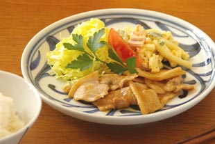 砥部焼・梅山窯 からくさもようの大皿(7寸)にしょうが焼きを盛って