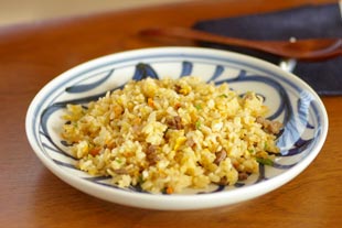 砥部焼・梅山窯 からくさもようの大皿(7寸)にチャーハンを盛って