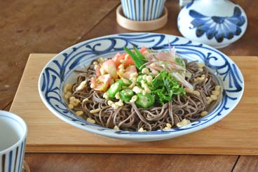 砥部焼・梅山窯 ふち唐草の縁付皿(8寸)にそばを