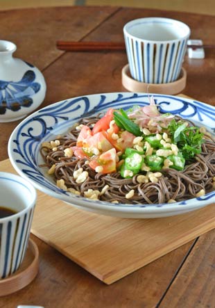 砥部焼・梅山窯 ふち唐草の縁付皿(8寸)にそばを