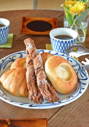 砥部焼・梅山窯 ふち唐草の縁付皿(8寸)にパンを
