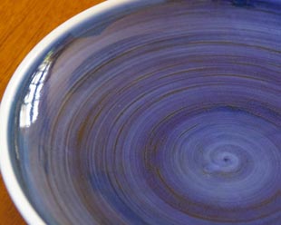 梅山窯 藍色の大皿(8寸)の絵付け
