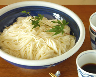 砥部焼・梅山窯 藍色の玉ぶち鉢(8寸)に素麺を