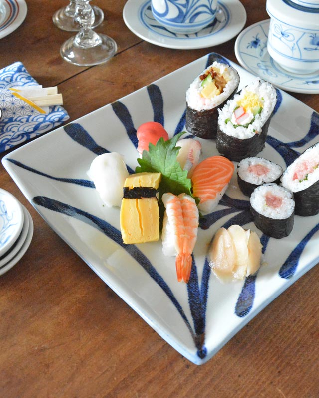 砥部焼 からくさの布目正角皿(9寸)にお寿司を
