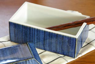 砥部焼・梅山窯 藍色のバターケースにお箸を