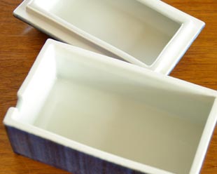 砥部焼・梅山窯 藍色のバターケースの中