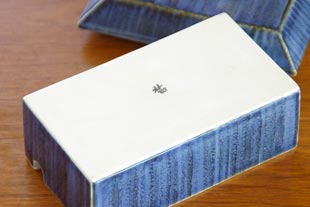 砥部焼・梅山窯 藍色のバターケースの裏側