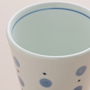 砥部焼・梅山窯 水玉のコップの縁