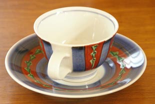 砥部焼・梅山窯 色絵模様のコーヒーカップの持ち手
