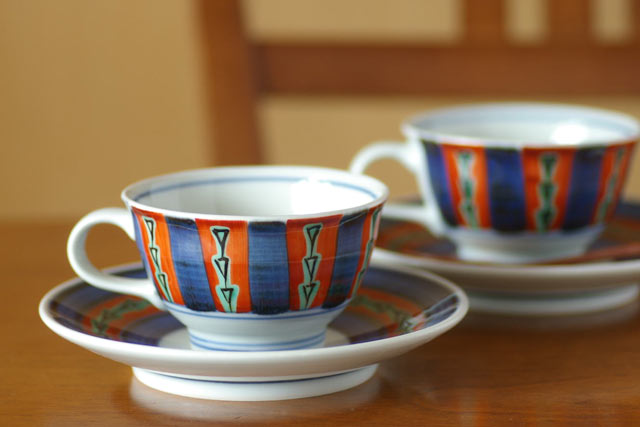 砥部焼・梅山窯 色絵模様のコーヒーカップ