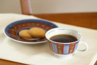 砥部焼・梅山窯 色絵模様のコーヒーカップでティータイム
