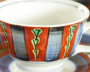 砥部焼・梅山窯 色絵模様のコーヒーカップの絵付