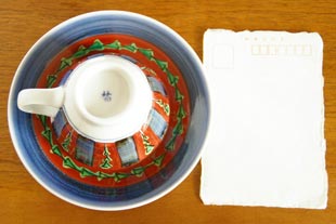 砥部焼・梅山窯 色絵模様のコーヒーカップをはがきと比較して