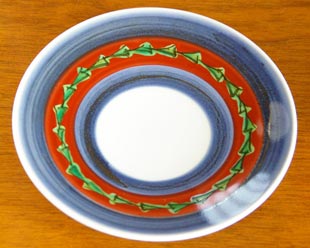 砥部焼・梅山窯 色絵模様のコーヒーカップのソーサーを上から見て