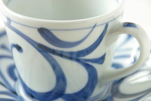 からくさのコーヒーカップ 絵付け