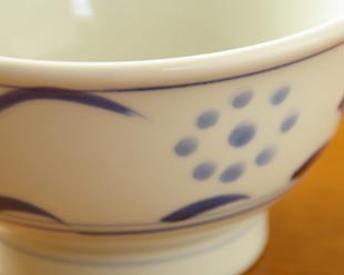 砥部焼・梅山窯 太陽の丼鉢(小)の絵付け