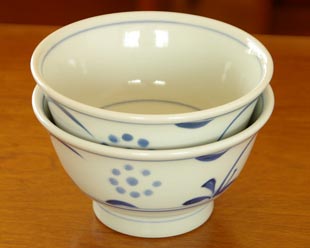 砥部焼・梅山窯 太陽の丼鉢(小)を重ねて