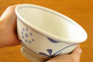 砥部焼・梅山窯 太陽の丼鉢(小)を手に持って