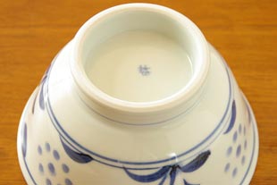 砥部焼・梅山窯 太陽の丼鉢(小)の底面