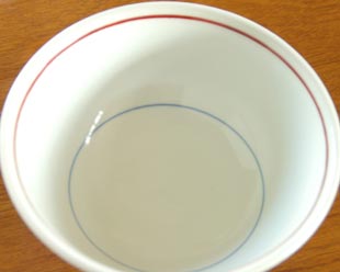 砥部焼・梅山窯　まるぬきの丼鉢(6寸)を上からみたところ