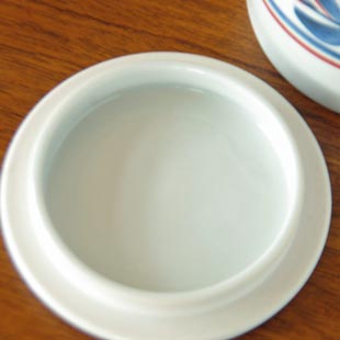 梅山窯 みつ葉の筒ふた物の蓋の裏側