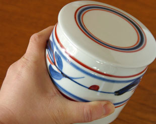 梅山窯 みつ葉の筒ふた物を持って