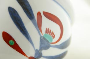 砥部焼 あか花のがら入れの絵付け