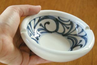 砥部焼・梅山窯 みつからくさの灰皿を手に持って