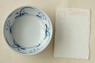 砥部焼・梅山窯 太陽の多用鉢をはがきと比較