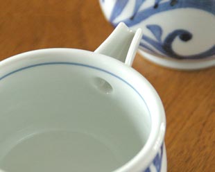 砥部焼・梅山窯 からくさの片口鉢(小)の注ぎ口の部分