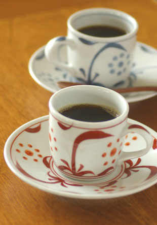 砥部焼・梅山窯 赤太陽のコーヒーカップにコーヒーを