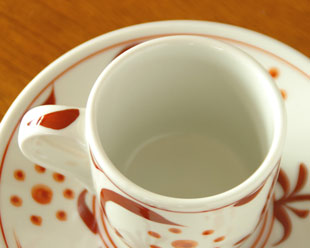 砥部焼・梅山窯 赤太陽のコーヒーカップを上から見て