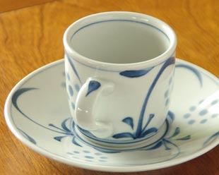 砥部焼・梅山窯 太陽柄のコーヒーカップの持ち手側