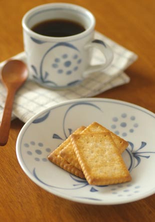 砥部焼・梅山窯 太陽柄のコーヒーカップにコーヒーを入れて