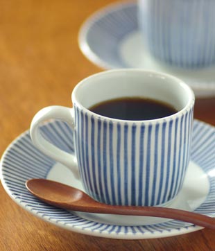 砥部焼・梅山窯 とくさ柄のコーヒーカップにコーヒーを