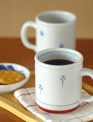 砥部焼・梅山窯 たんぽぽの切立マグカップにコーヒーを