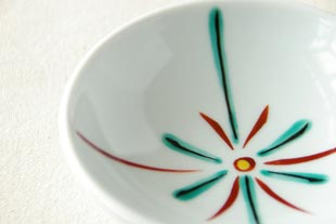 砥部焼 豆小皿(はなび)の絵付けの感じ